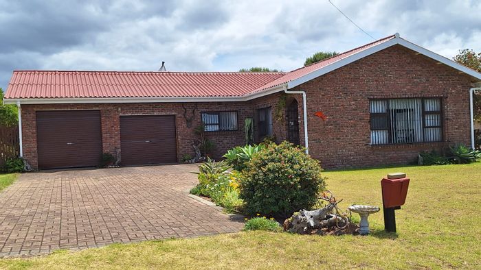 For Sale: House in Stilbaai Wes with open-plan living, indoor braai, and double garage.