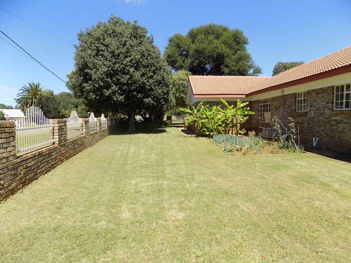 For Sale: House in Ventersdorp Central, 4 beds, large garden, double garage.