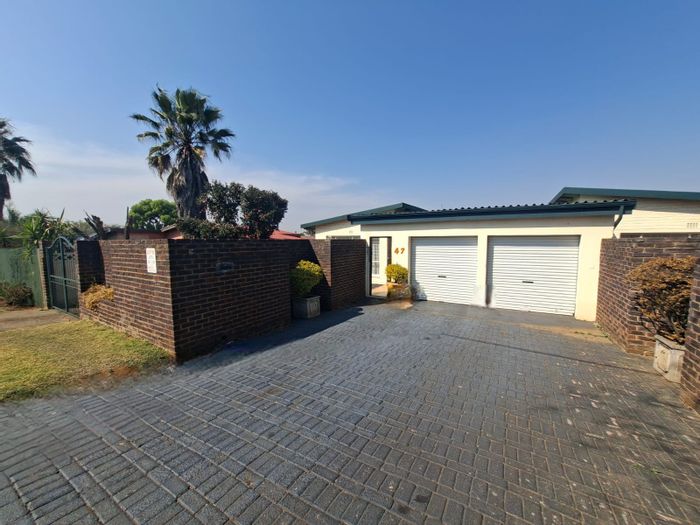 For Sale: House in Kenmare with spacious kitchen, dual entrances, and outdoor braai.