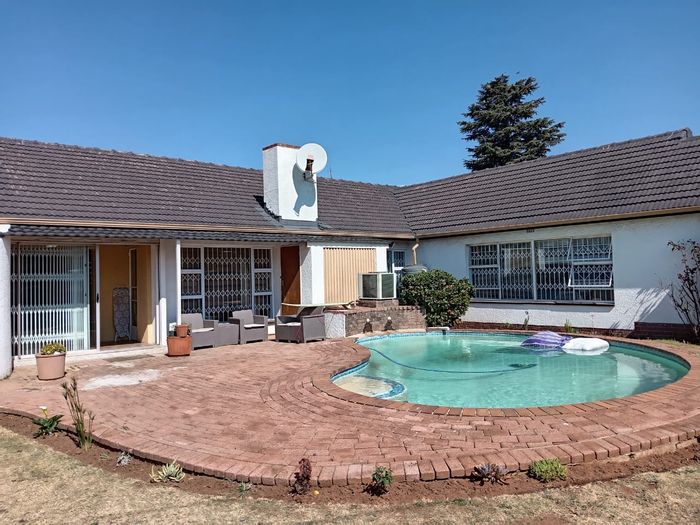 For Sale: House in Witpoortjie with flatlet, pool, and spacious yard.