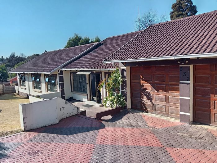 Spacious Mindalore house with 3 bedrooms, double garage, and expansion potential. For Sale.