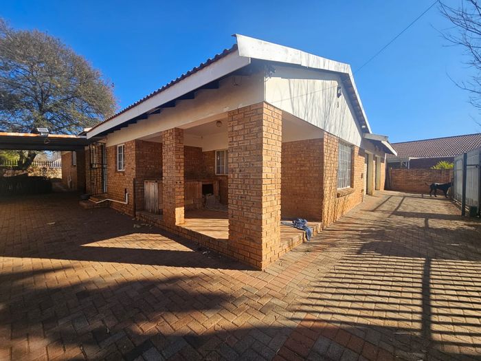 For Sale: House in Randpoort with 3 bedrooms, double garage, and entertainment area.