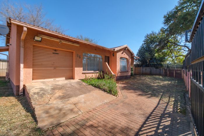 Randpoort House For Sale: 3 Bedrooms, 2 Bathrooms, secure parking, low-maintenance yard.