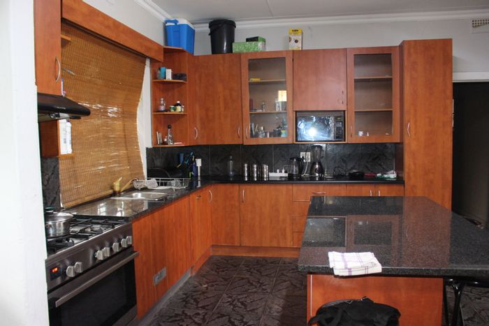 Georginia House For Sale: 3 beds, cottage, spacious yard, automated gate, ample parking.