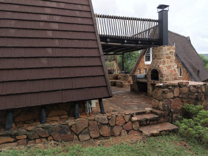 House For Sale in Utopia Nature Estate: Pool, tennis courts, hiking trails, secure community.