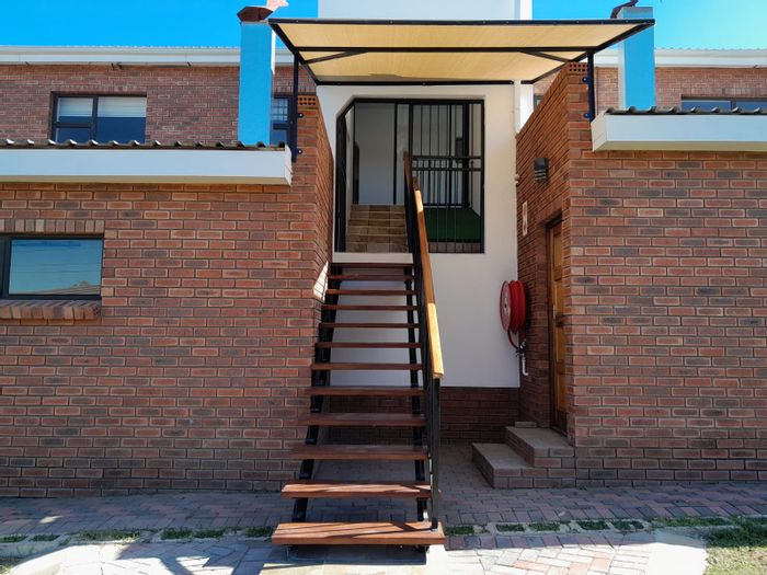 Penthouse To Rent in Vanes Estate: 4 bedrooms, 3 bathrooms, shared yard.