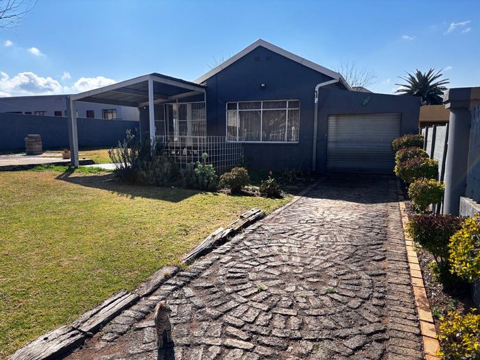 3-Bedroom House To Rent in Krugersdorp West with Garden and Garage.