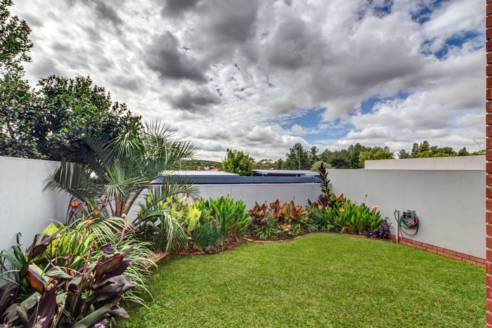 Lonehill Apartment For Sale: 2 beds, private garden, secure estate, clubhouse amenities.