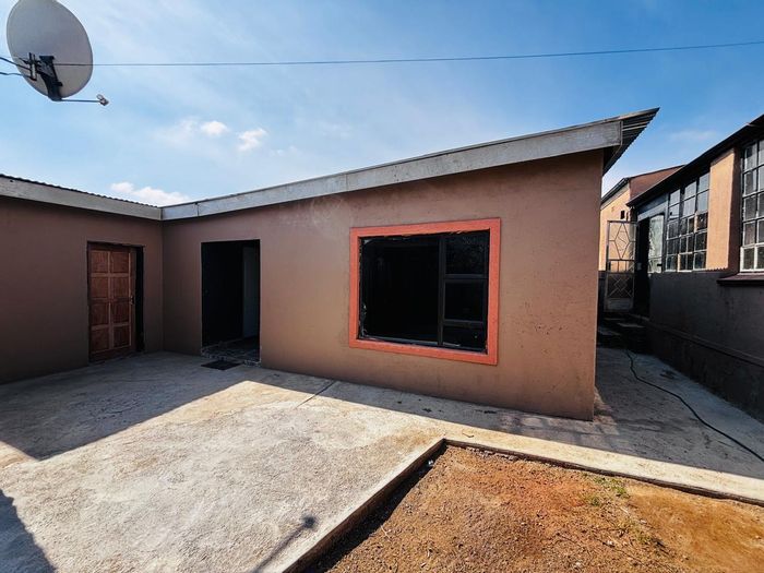 House To Rent in Krugersdorp West: Large room, prepaid electricity, free WiFi.