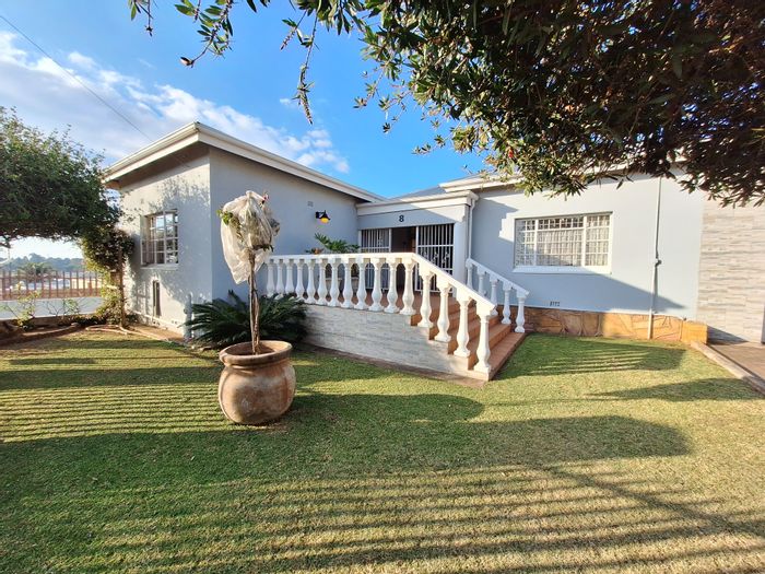 For Sale: House in Monument with 3 bedrooms, study, and extensive parking.