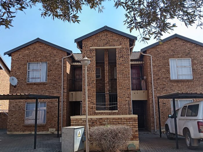 Honeydew Apartment For Sale: 2 Bedrooms, secure complex, parking, kids-friendly environment.