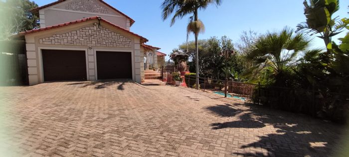 Rant En Dal House For Sale: 3 Bedrooms, pool, playroom, dual living areas.