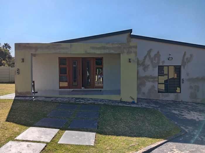 Witpoortjie House For Sale: 3 Bedrooms, 2 Bathrooms, Spacious Yard, Convenient Location.