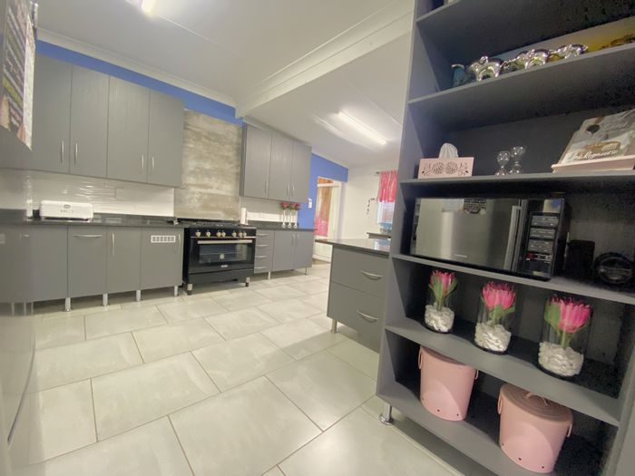 For Sale: Spacious Horison house with garden, parking, and versatile living spaces.