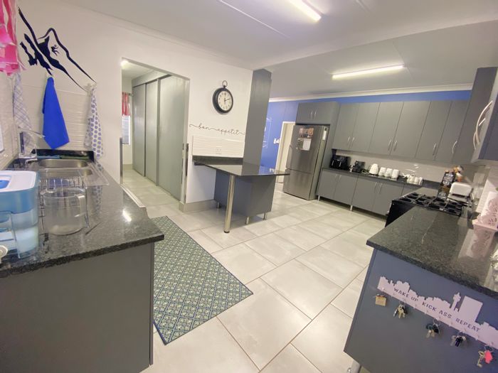 For Sale: Spacious Horison house with garden, parking, and versatile living spaces.