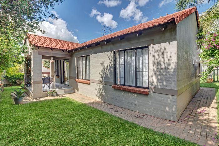 Bloubosrand House For Sale: 2-bed, private garden, double garage, gated estate.