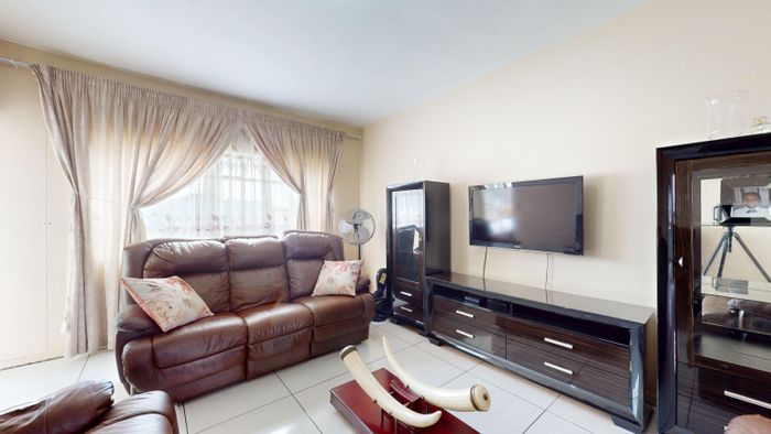 2-bedroom flat in Cason for sale, near shops and transport, with enclosed balcony.