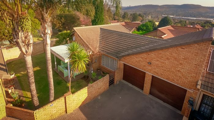 Wilgeheuwel Townhouse For Sale: 3 beds, garden, double garage, pet-friendly complex.