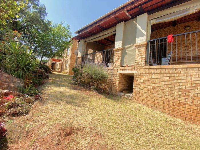 Breaunanda Apartment For Sale: 2 beds, communal garden, covered patio, fibre available.