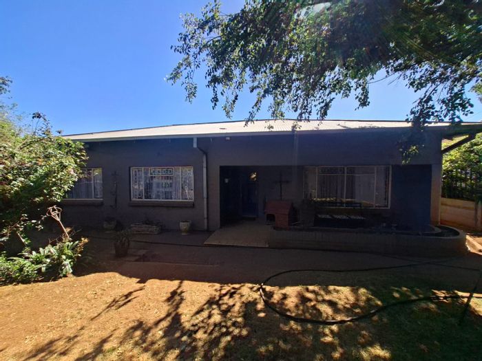 For Sale: House in Wentworth Park with pool, lapa, flatlet, and spacious layout.