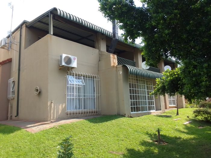 Townhouse for Sale in Safari Gardens: Pool, gardens, open-plan living, 3 bedrooms.