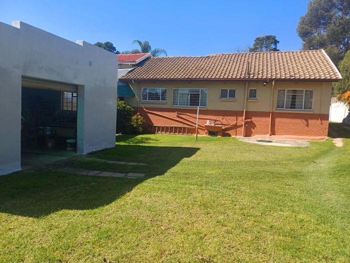 For Sale: House in Manufacta, 3 beds, large erf, ideal for student housing.