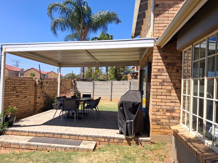 Wilgeheuwel Townhouse For Sale: 3 beds, 2 baths, patio, double garages, secure living.