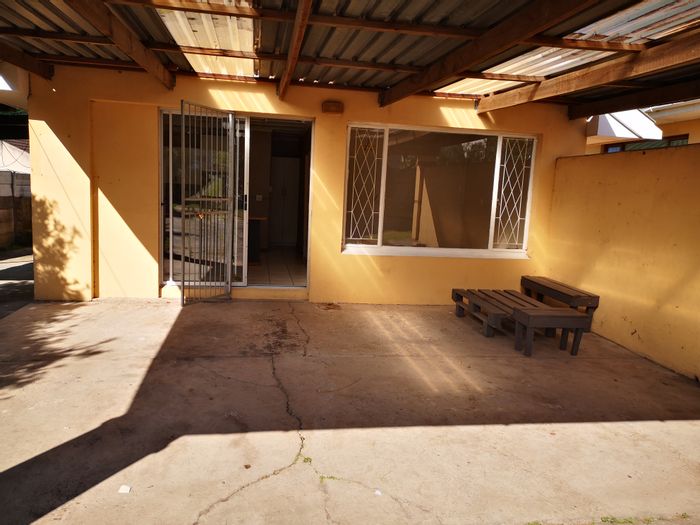 Charming Cambridge cottage to rent, featuring garden, patio, and covered parking.