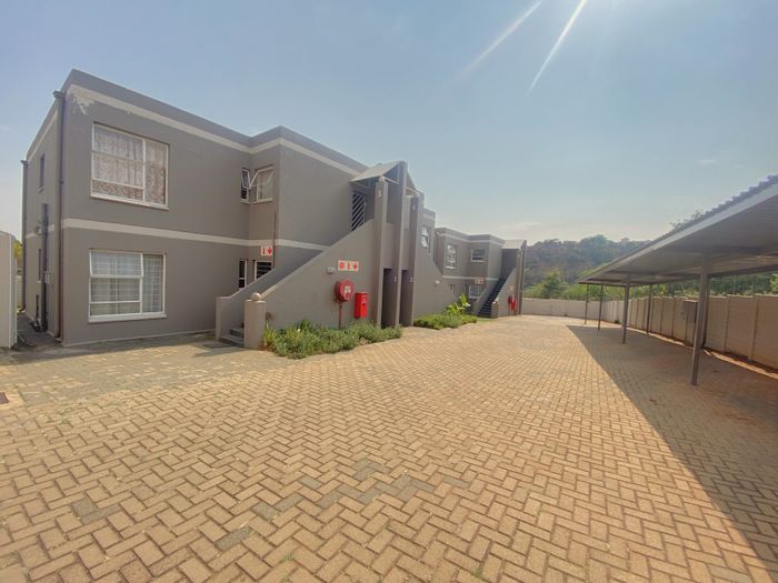 Roodekrans Apartment For Sale: 2 beds, open plan living, communal garden, carport.