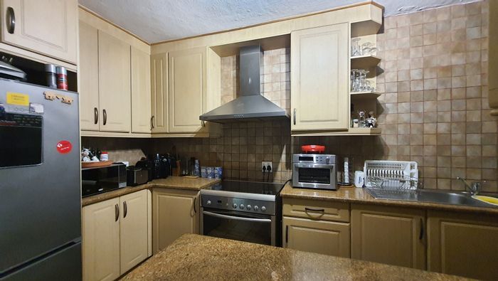 For Sale: Townhouse in Meer En See with 3 bedrooms, garden, and entertainment veranda.