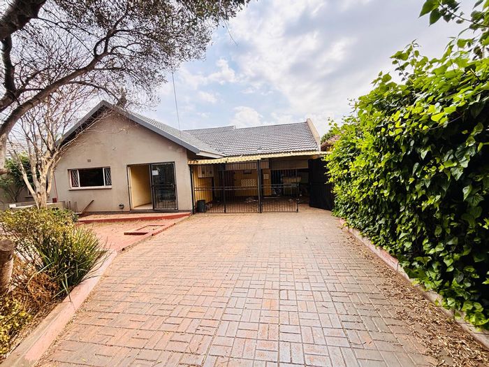 For Sale: Versatile 4-bedroom house with flat, pool, and ample parking in Dan Pienaarville.