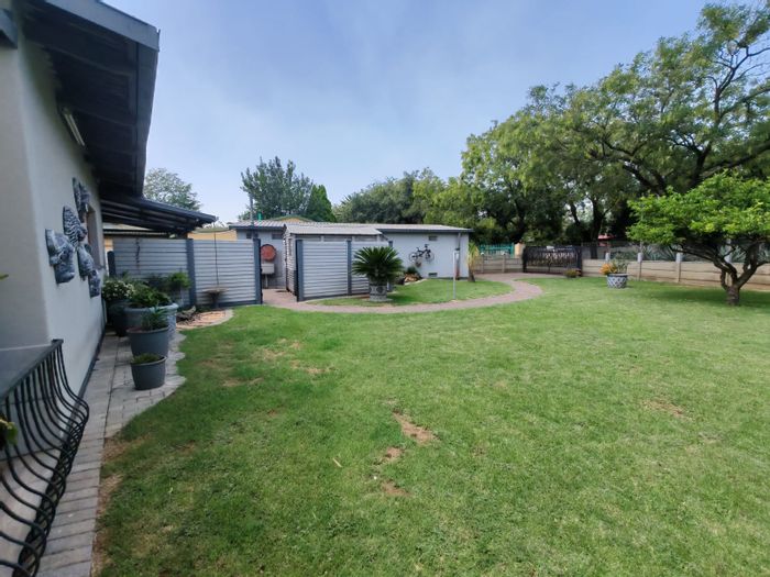 House for Sale in Sasolburg Ext 12: 3 Bedrooms, spacious yard, double garage.