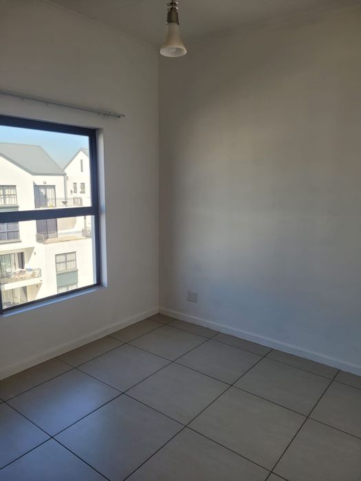For Sale: 2 Bed Apartment in Greenstone Hill with Pool, Gym, and Lifestyle Centre.