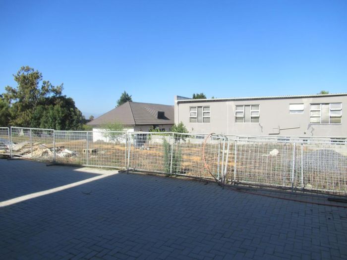 For Sale: 3-Bedroom Townhouse in Langeberg Ridge with double garage and indoor braai.