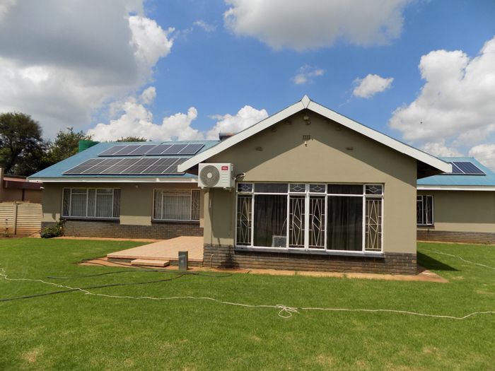 House for sale in Ventersdorp Central: 3 beds, pool, solar system, flatlets.