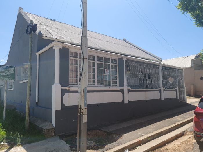 For Sale: 3-bedroom house in Uitenhage Central with study, laundry, and rezoning potential.