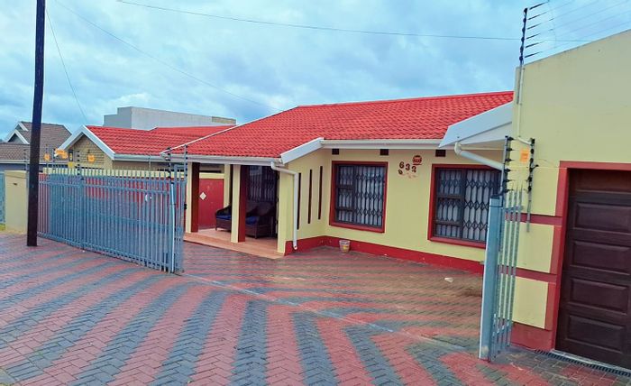 Mdantsane House For Sale: 2-bed main house, 3 flats, security features, paved yard.