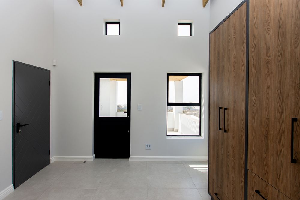 Door leasing to private stoep from main bedroom