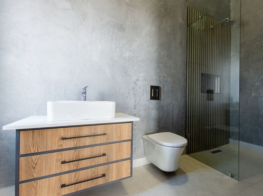 Ensuite to main bedroom