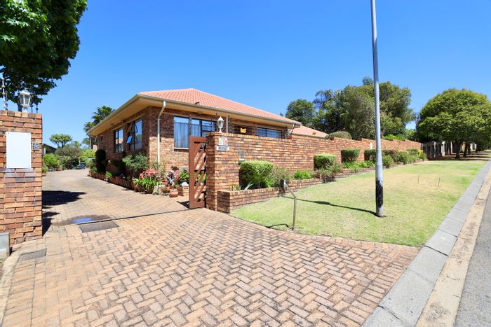 For Sale: Spacious Noordkruin house with flatlet, lapa, and ample parking.