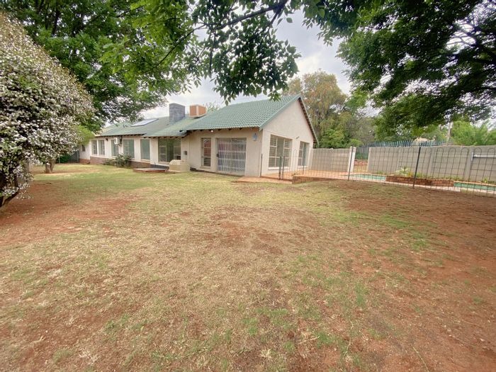 Wilro Park House For Sale: 5 beds, pool, garden, study, secure parking.