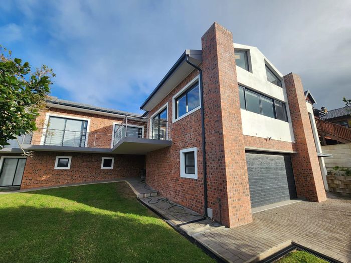 Tergniet House For Sale: 3 beds, flatlet, indoor braai, near tidal pools.