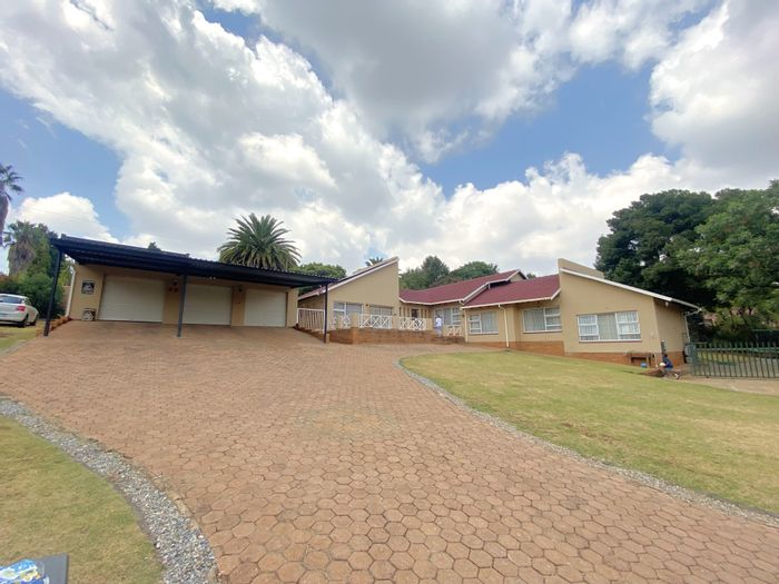 Kloofendal House For Sale: 3 beds, pool, inverter, boreholes, office space.