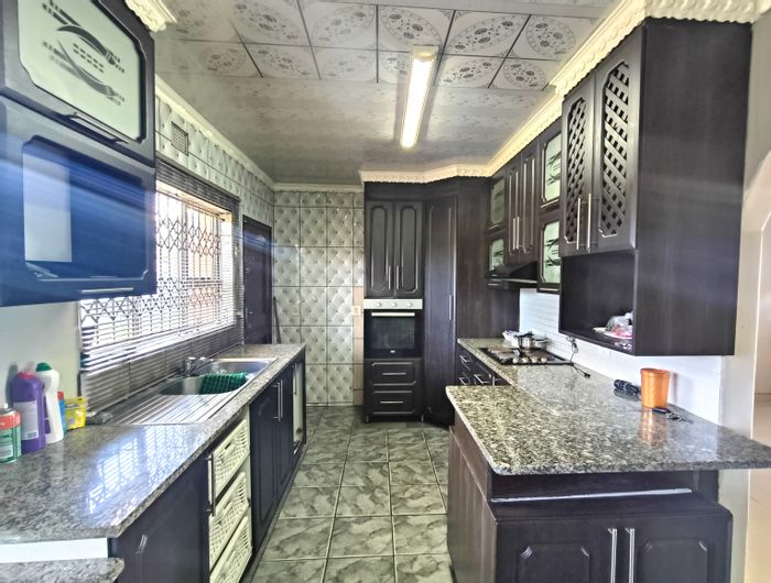 House To Rent in Wild en Weide: 3 Bedrooms, spacious yard, pet-friendly, garage.