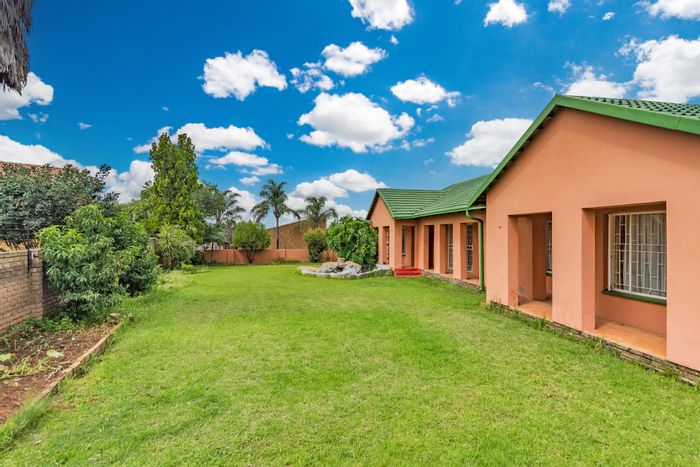 Rant En Dal House For Sale: 3 Bedrooms, Study, Large Yard, and Parking.