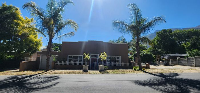 Swellendam Central House For Sale: 6 bedrooms, solar power, dual rental potential.
