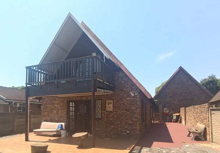 For Sale: 2-Bedroom Duet in Birdswood with pool, study, and bachelor flatlet.