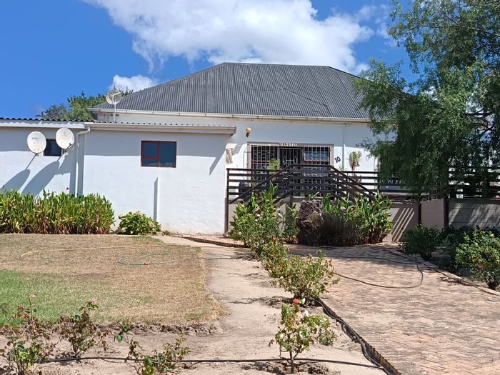 For Sale: Spacious Bot River Central house with flats, pool, and backup power.