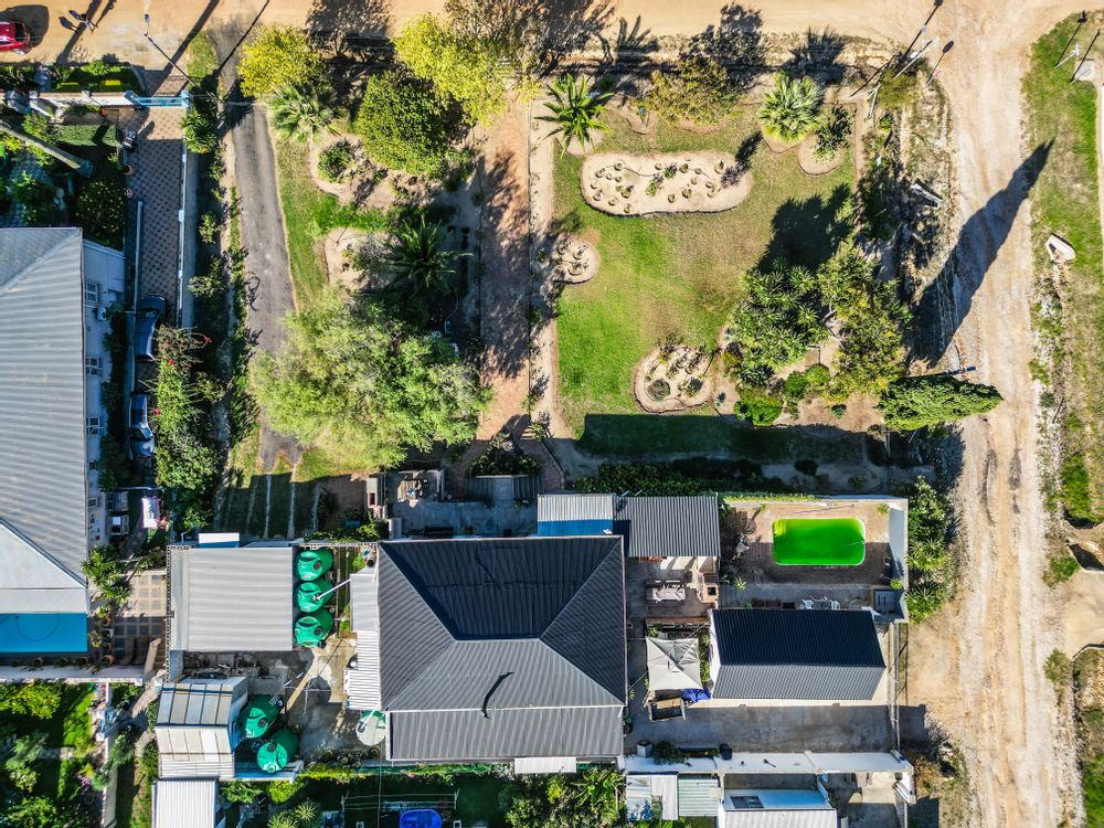 6 watertanks to continue beautiful garden