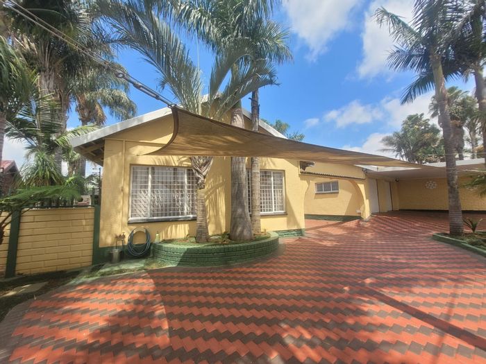Rant En Dal House For Sale: 3 bedrooms, office, lapa, double garage, spacious living.